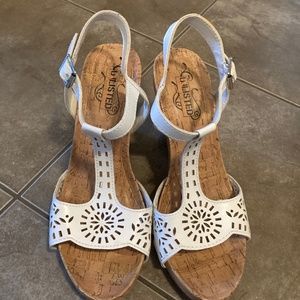 Unlisted by Kenneth Cole white sandals, size 7M